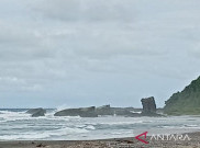 Gelombang 4 M Sepanjang Pantai Cilacap-Purworejo, Wisatawan Dilarang Berenang ke Laut