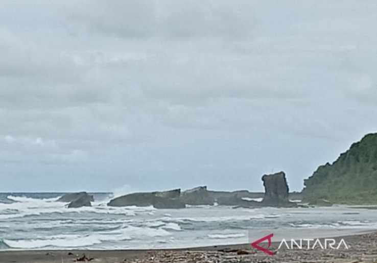 Gelombang 4 M Sepanjang Pantai Cilacap-Purworejo, Wisatawan Dilarang Berenang ke Laut