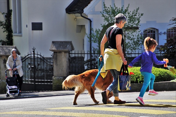 Anak-anak bersama orang tua. (Foto: Pixabay/pasja1000)