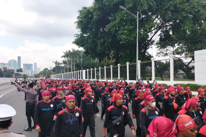 Elemen Mahasiswa dan Buruh Geruduk Gedung DPR