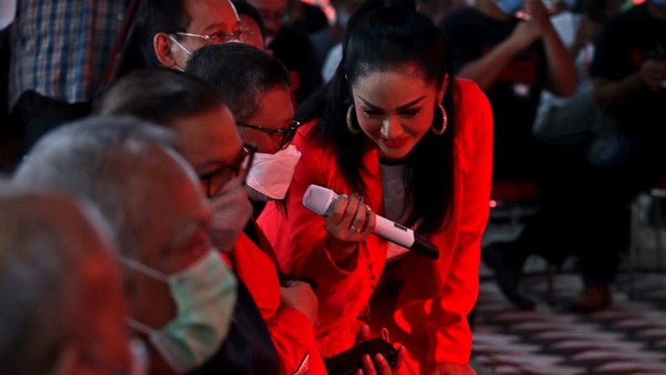 Krisdayanti bernyanyi saat pembukaan pameran seni "Akara" di Yogyakarta, Sabtu (5/6). (Foto: MP/Istimewa)