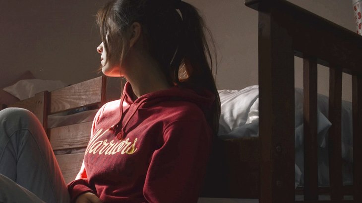 Girls, Manfaatkan Hoodie Kamu Untuk Meraih 3 Penampilan Modis Ini