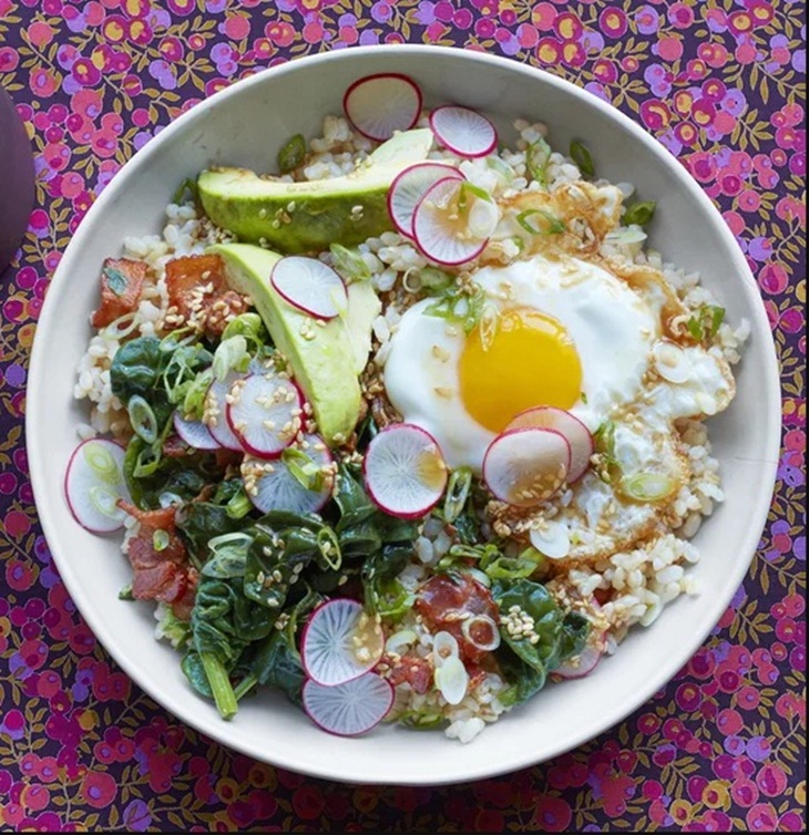 Brown rice bowl with egg and avocado. (Foto: Pinterest/Con Paulos)