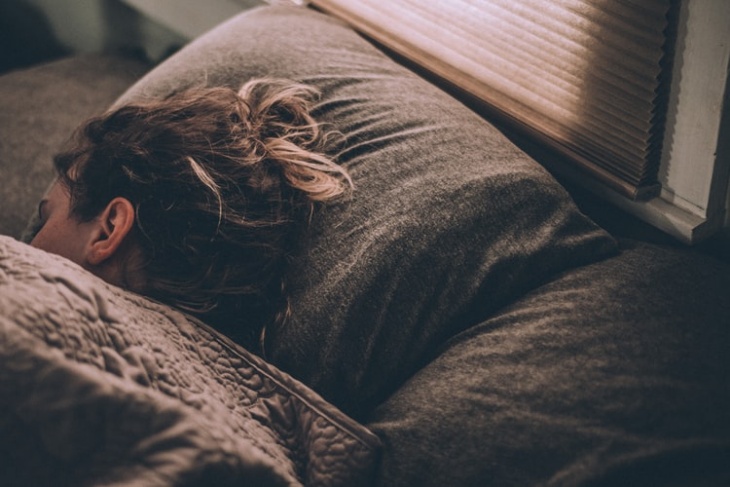 Ladies, Tidur dengan Lampu Menyala Katanya Bisa Bikin Gemuk