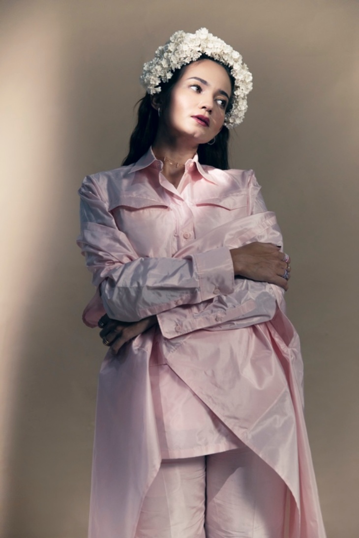 Persembahan Sepenuh Hati Enzy Storia di Single 'Setengah Hati'