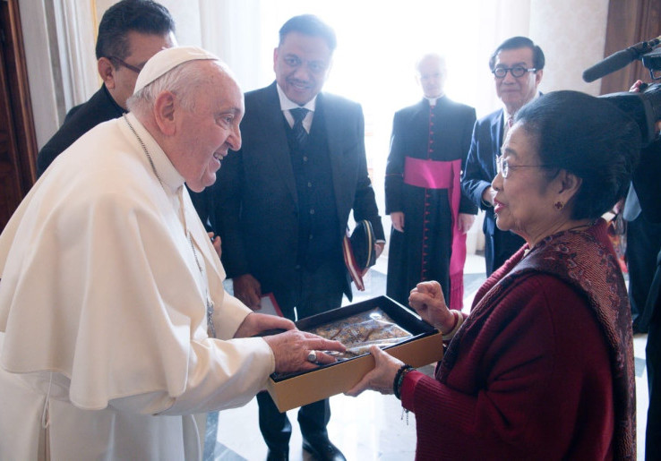 Megawati Berikan Kain Batik Kepada Paus Fransiskus