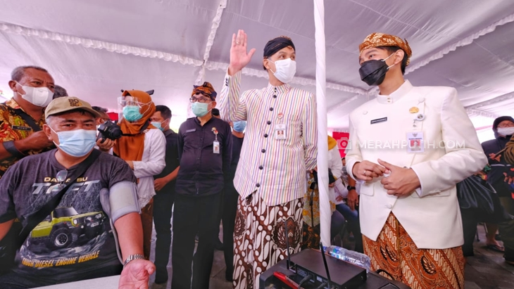 Wali Kota Solo Gibran Rakabuming Raka dan Gubernur Jawa Tengah Ganjar Pranowo meninjau vaksinasi corona di Pasar Klewer Solo. (MP/Ismail)