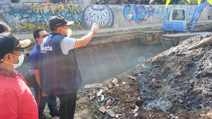 Grebek Lumpur di Kali Sentiong untuk pengendalian banjir menghadapi musim hujan, Minggu (26/9). (Foto: MP/Asropih)