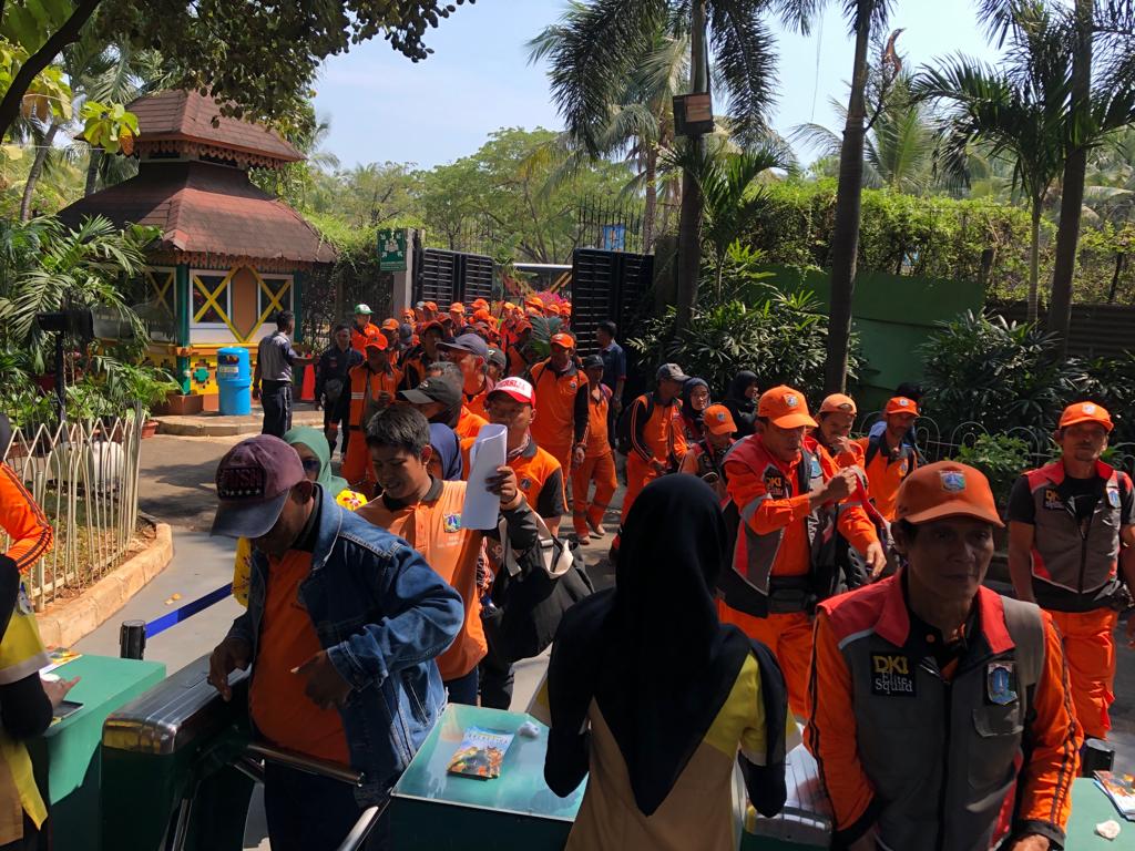 Manajemen Taman Impian Jaya Ancol bersama Pemprov DKI mengajak petugas Penanganan Prasarana dan Sarana Umum (PPSU) DKI Jakarta untuk berwisata ke Dunia Fantasi (Dufan). Foto: Humas Taman Impian Jaya Ancol