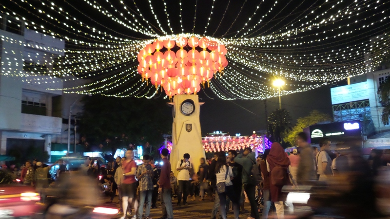 Suasana lampion di kawasan Pasar Gede, di  waktu malam (MP/Win)