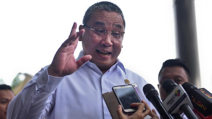 Menteri Desa, Pembangunan Daerah Tertinggal dan Transmigrasi Eko Putro Sandjojo di gedung KPK, Jakarta, Jumat (14/7). (ANTARA FOTO/Hafidz Mubarak A)