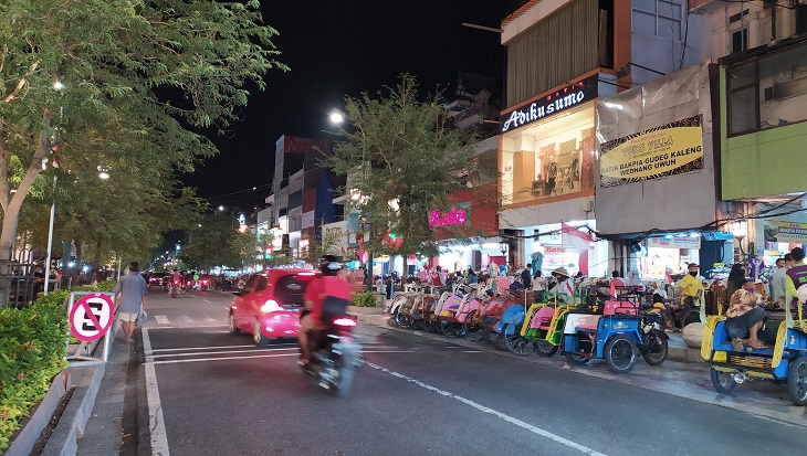 Suasana lesehan Malioboro di malam hari.
