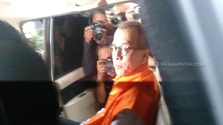 Eks Dirut Garuda Indonesia Emirsyah Satar dalam mobil tahanan KPK di Jakarta, Rabu (7/8) (MP/Ponco Sulaaksono)