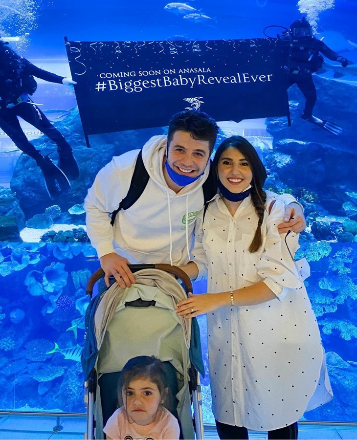  Sebelum resmi mengumumkannya di Burj Khalifa, pasangan ini menginformasikan  jenis kelamin anaknya di aquarium raksasa (Sumber: Instagram/anasmarwah)