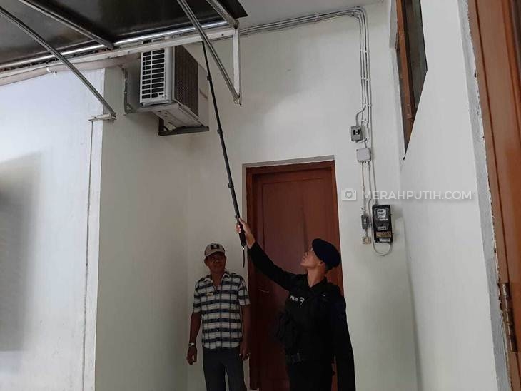 Tim Batalyon C Satbrimob Polda Jateng melakukan sterilisasi di Gereja Paroki Santa Perawan Maria Regina Purbowardayan, Solo, Senin (23/12). (MP/Ismail)