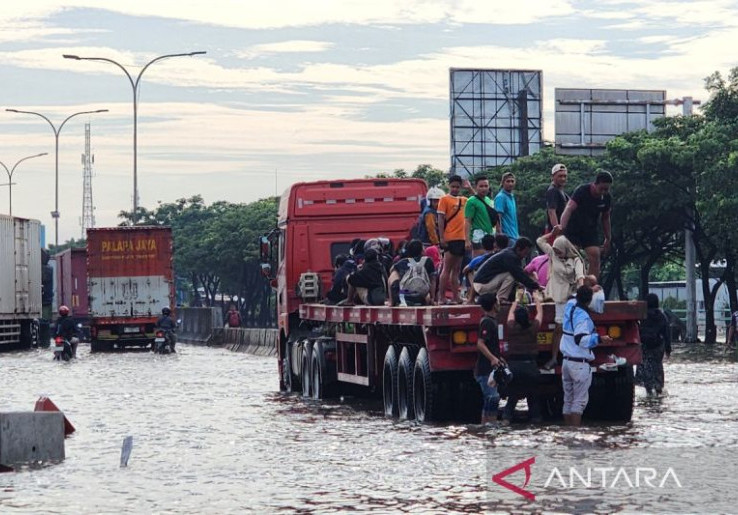 Jalur Pantura yang Hubungkan Semarang dan Demak Masih Terendam Banjir Kamis Pagi, Ketinggian Air hingga 70 Cm
