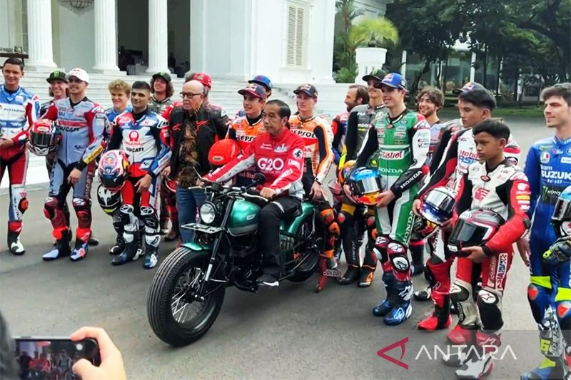 Presiden Joko Widodo berfoto bersama para pebalap MotoGP di Istana Kepresidenan, Jakarta, Rabu (16/3/2022). ANTARA/Ardika/am.