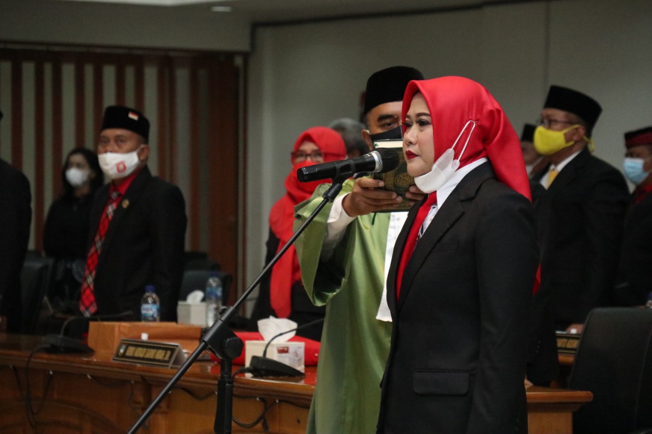Ketua DPRD Solo, Jawa Tengah Budi Prasetyo melantik Ety Isworo mengantikan Teguh Prakosa yang menjadi Cawali di Pilwakot Solo, Jumat (11/12). (MP/Ismail)