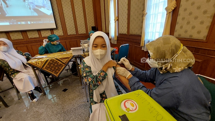 Polda Jateng melakukan vaksinasi massal dengan sasaran pelajar dan mahasiswa di Kabupaten Sukoharjo, Jawa Tengah. (MP/Ismail)
