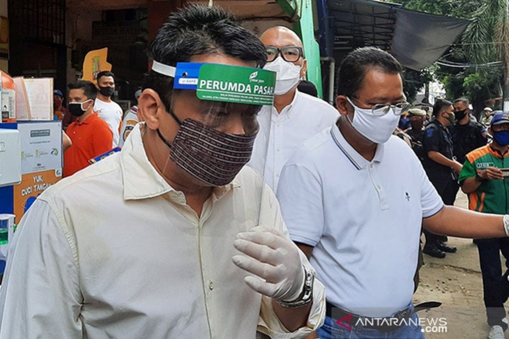Wakil Gubernur DKI Jakarta Ahmad Riza Patria memberikan keterangan pers usai mengecek Pasar Palmerah, Jakarta Selatan, Sabtu (20/6/2020). ANTARA/Laily Rahmawaty/am. (ANTARA/Laily Rahmawaty)