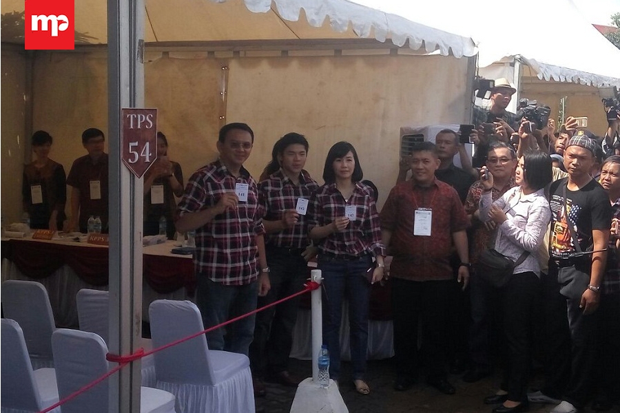 Ahok Memilih di TPS 54 Bersama Istri dan Si Sulung
