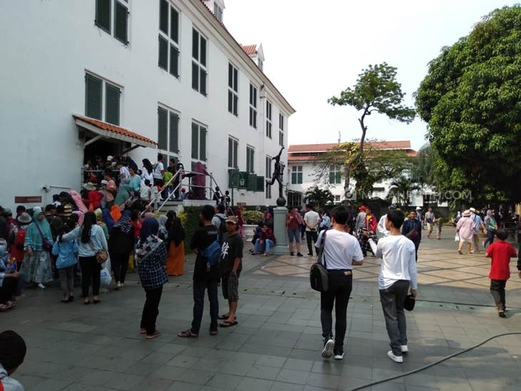 Pengunjung di Kota Tua, Jakarta Barat. Foto: MP/Kanugrahan