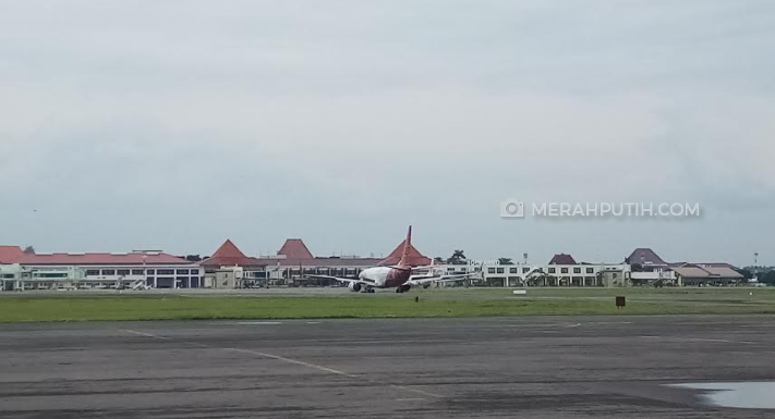 Merapi Muntahkan Abu Vulkanik, Penerbangan di Bandara Adi Soemarmo Normal