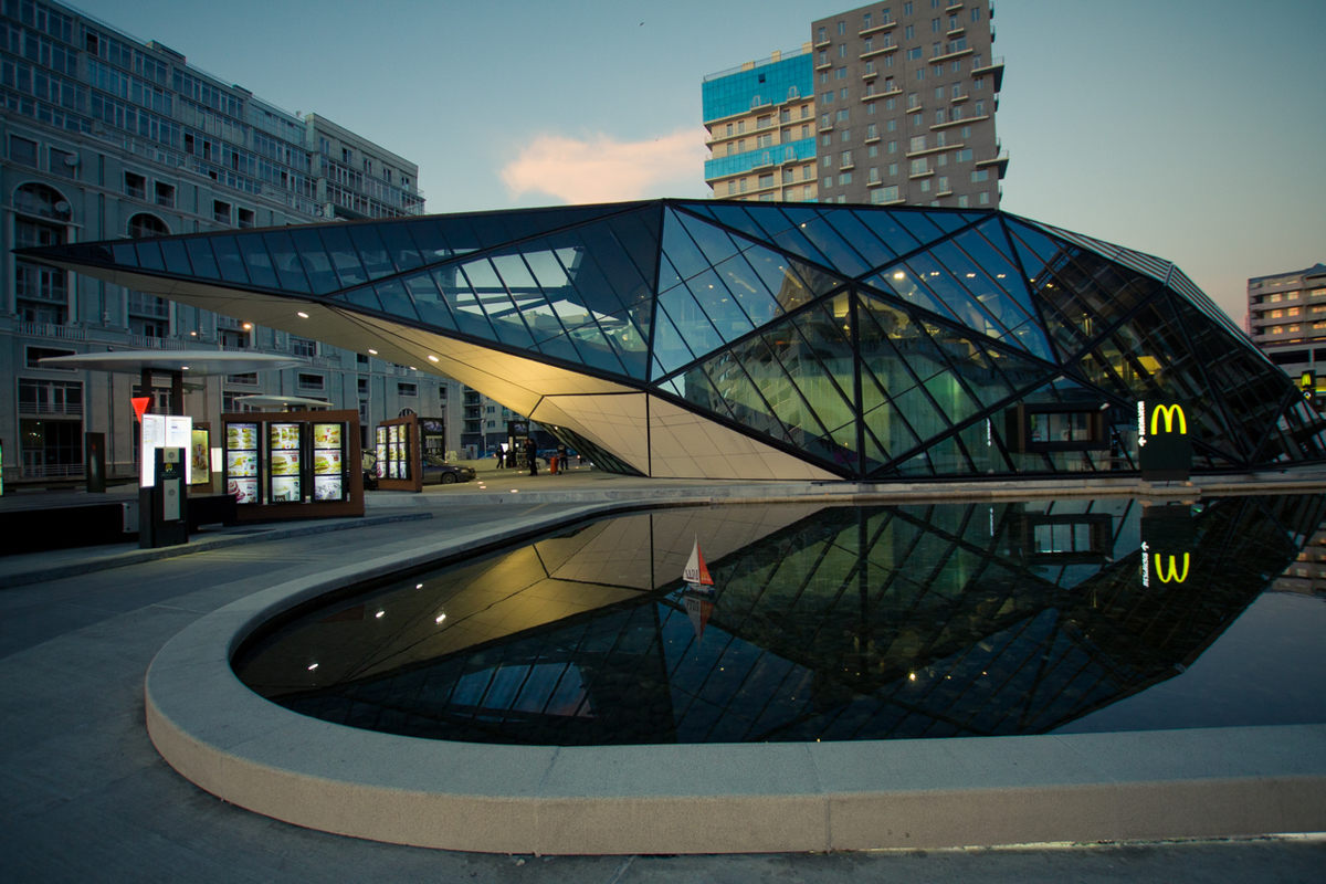 Gedung modern di antara gedung tua bersejarah. (Foto: Atlas Obscura Boris Kolupaev)