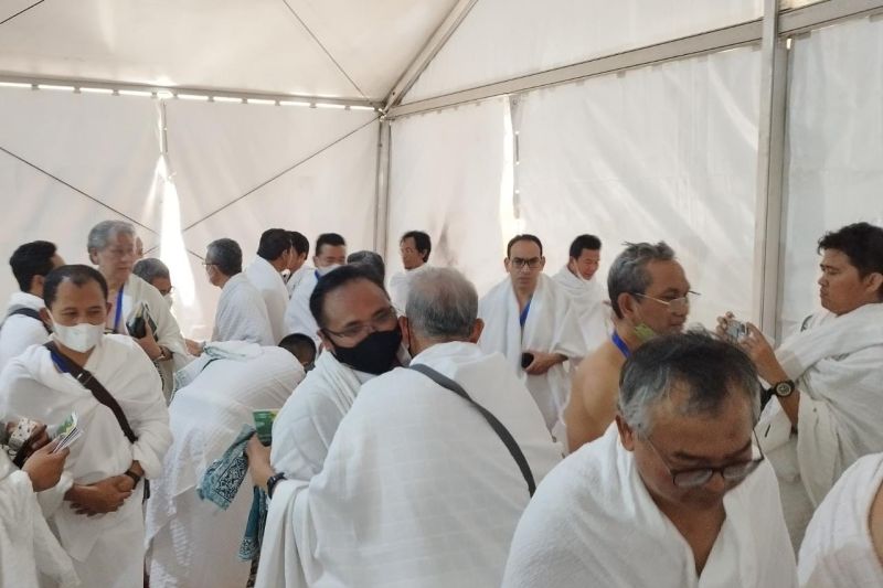 Menteri Agama Yaqut Cholil Qoumas (masker hitam) usai menjalani wukuf di Arafah, Jumat (8/7/2022) (ANTARA/HO-MCH2022)
