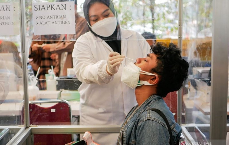 Calon penumpang menjalani tes cepat Antigen COVID-19 di Stasiun Pasar Senen, Jakarta, Jumat (24/9/2021). ANTARA FOTO/Rivan Awal Lingga/rwa.