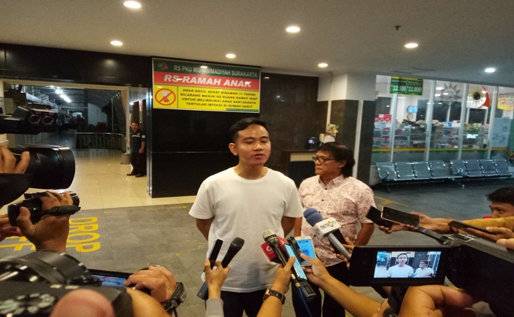 Gibran Rakabuming Raka dan Presiden Jolowi mengumumkan nama anak keduanya di RS PKU Muhammadiyah, Solo