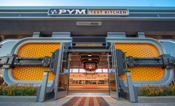 Menyicip makanan ukuran abnormal di Pym Test Kitchen. (Foto: Disneyland Resort)