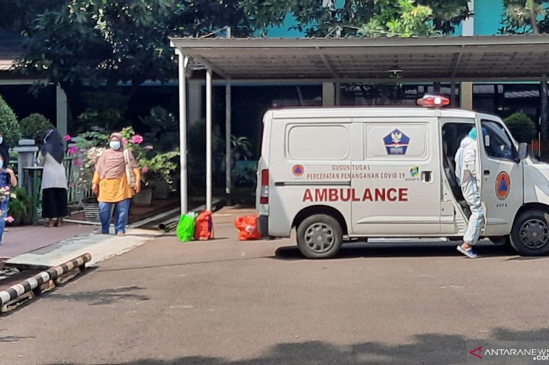 Petugas medis menurunkan pasien COVID-19 untuk melakukan isolasi mandiri di Graha Wisata TMII, Jakarta, Selasa (15/6/2021). ANTARA/Yogi Rachman