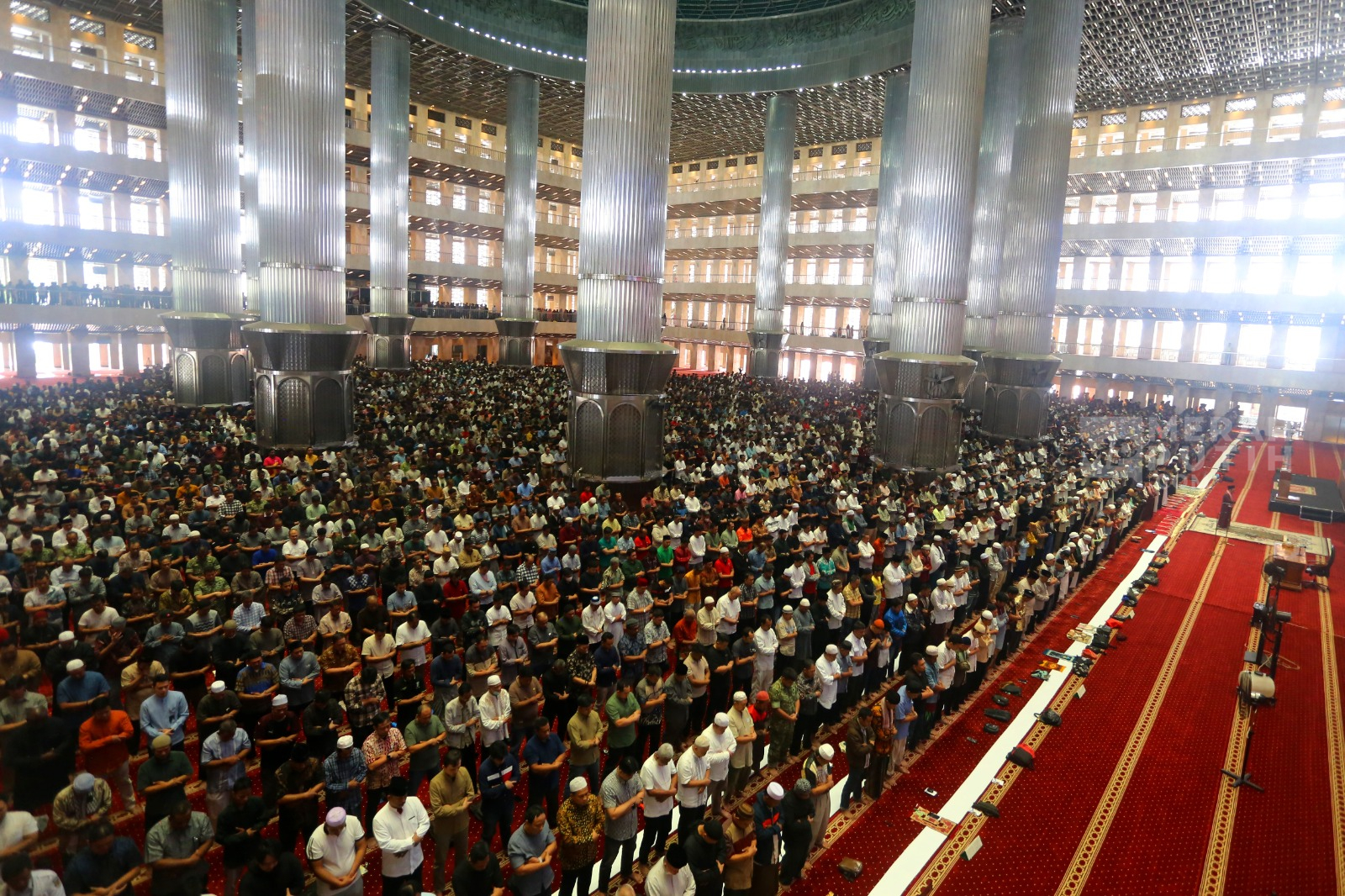 Ribuan Umat Muslim Shalat Jum'at Pertama Ramadan 1447 H di Masjid Istiqlal Jakarta