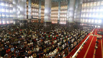 Ribuan Umat Muslim Shalat Jum'at Pertama Ramadan 1447 H di Masjid Istiqlal Jakarta