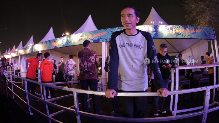 Gaya presiden Jokowi saat menonton we the fest