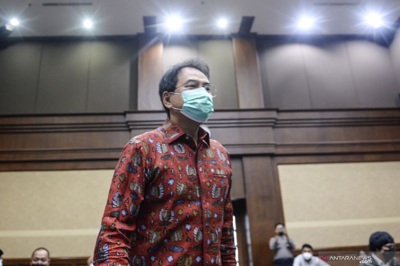 Terdakwa Azis Syamsuddin bersiap menjalani sidang lanjutan kasus suap kepada mantan penyidik KPK AKP Stepanus Robin Pattuju, di Pengadilan Tipikor, Jakarta, Kamis (30/12/2021). ANTARA FOTO/M Risyal Hidayat/pras