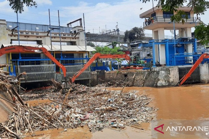 Pengangkatan sampah dari Pintu Air Manggarai oleh UPK Badan Air Dinas Lingkungan Hidup DKI Jakarta, sampah tersebut berasal dari luapan Kali Ciliwung pascastatus siaga satu Bendung Katulampa, Selasa (22/9/2020) (ANTARA/Laily Rahmawaty)