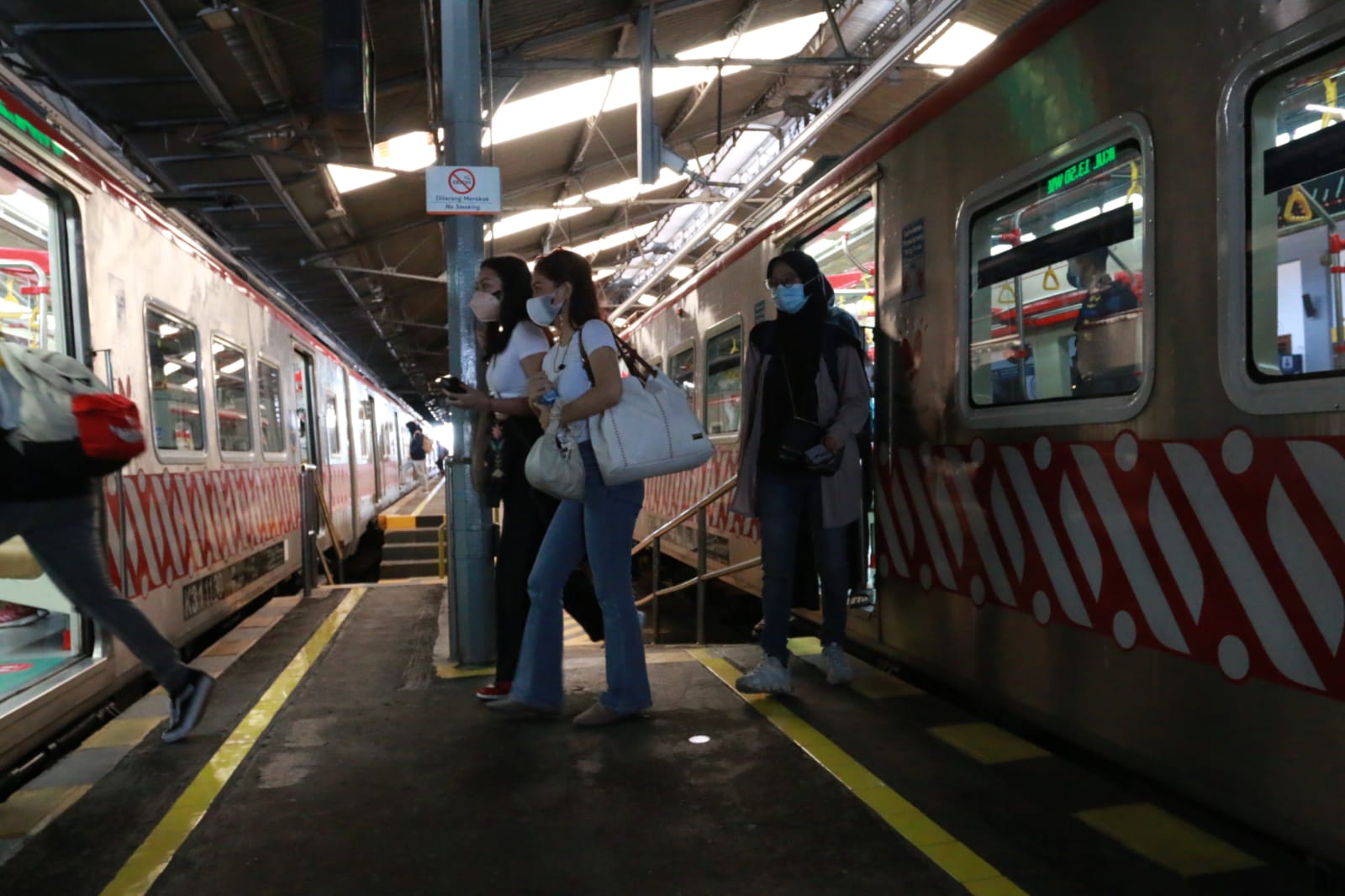 Penumpang naik KRL Solo-Yogyakarta dari Stasiun Solo Balapan. (MP/Ismail)