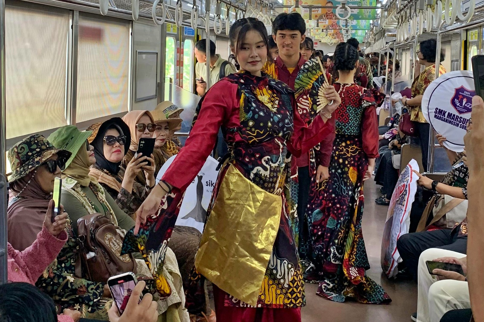 Peragaan Busana Hari Batik Nasional 1.717 Pelajar di KRL Pecahkan Rekor MURI