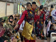 Peragaan Busana Hari Batik Nasional 1.717 Pelajar di KRL Pecahkan Rekor MURI