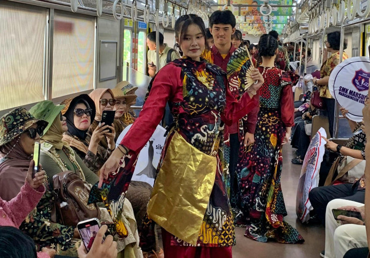 Peragaan Busana Hari Batik Nasional 1.717 Pelajar di KRL Pecahkan Rekor MURI