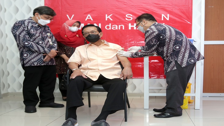 Sri Sultan Hamengku Buwono X menerima vaksin COVID-19 tahap pertama. Foto: Humas Kantor Kepatihan