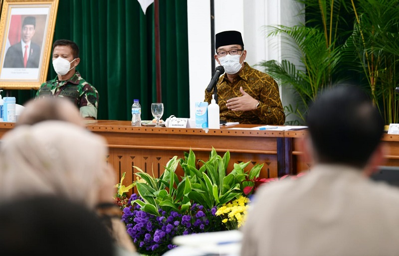 Gubernur Jabar Ridwan Kamil saat menghadiri Rakor bersama Komite Kebijakan Penanganan COVID-19 dan Pemulihan Ekonomi Daerah Provinsi Jawa Barat, di Gedung Sate Kota Bandung, Selasa (7/12/2021). (Biro Adpim Jabar)