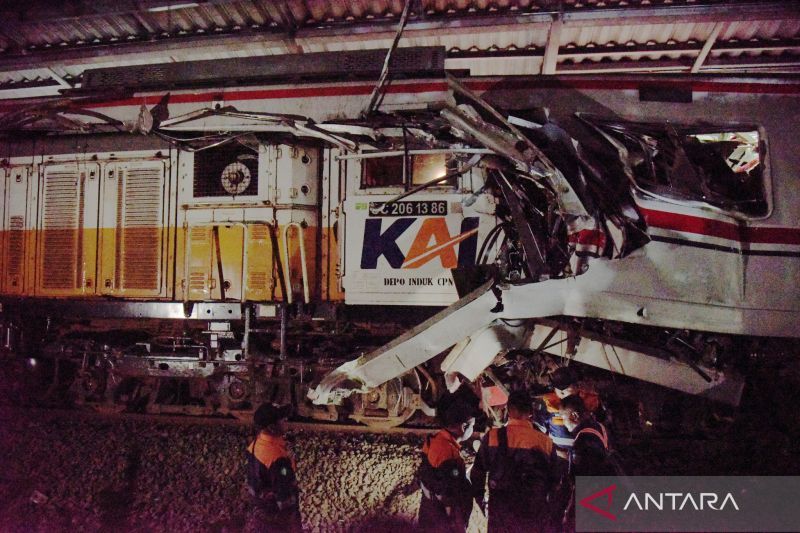 Pagi Ini Tim SAR Masih Evakuasi 3 Penumpang KRL Terjepit, Gantian Potong Gerbong