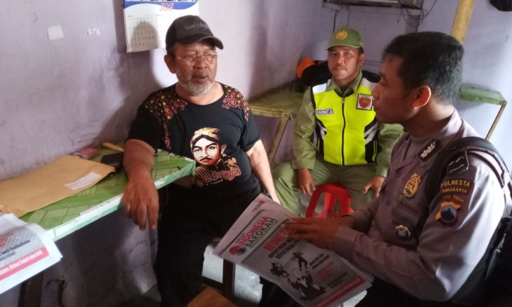 Anggota Panwascam Jebres temukan tabloid Indonesia Barokah, Kamis (24/1). (MP/Ismail)