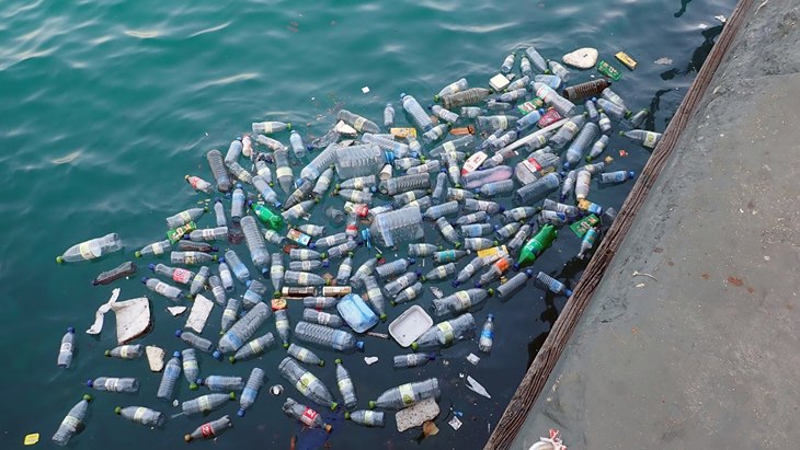 Plastik yang hancur menjadi partikel beracun. (Foto: Pixabay/MonicaVolpin)