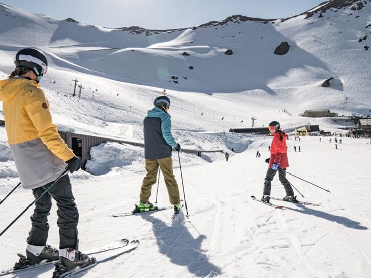 Para pelancong bermain ski di pegungungan penuh salju di Selandia Baru. (Foto: newzealand.com)