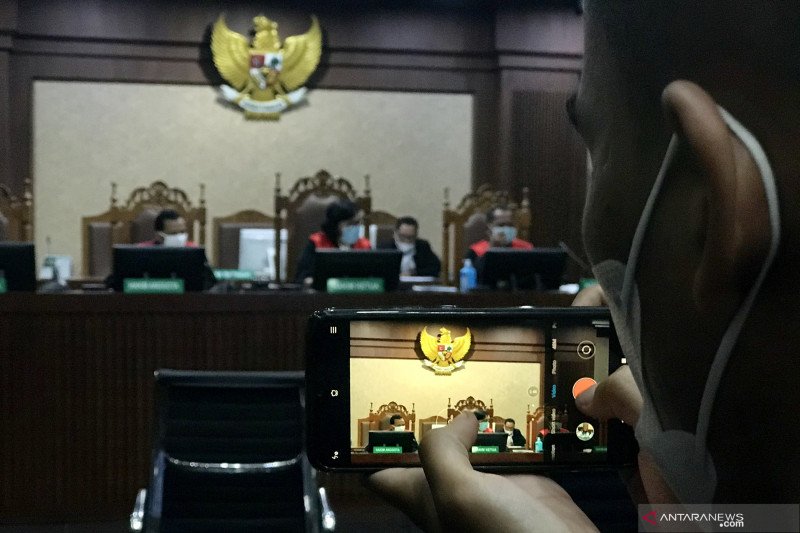 Wartawan merekam sidang pertama gugatan Marzuki Alie dan lima eks kader Partai Demokrat di Pengadilan Negeri Jakarta Pusat, Jakarta, Selasa (23/3/2021). (ANTARA/Genta Tenri Mawangi)