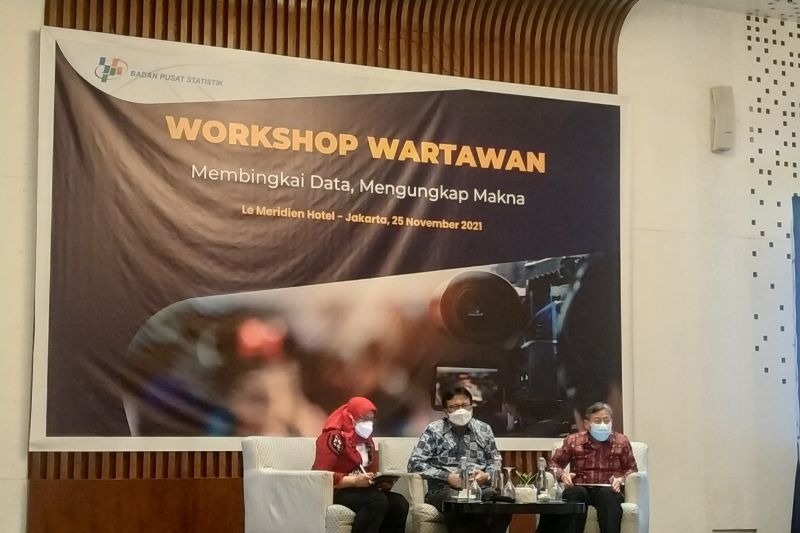 Kepala BPS Margo Yuwono (tengah) dalam pelatihan media di Jakarta, Kamis (25/11/2021). ANTARA/Agatha Olivia